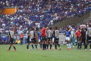 Gabigol foi expulso no primeiro tempo do clssico entre Cruzeiro e Atltico (foto: Alexandre Guzanshe/EM/D.A Press)