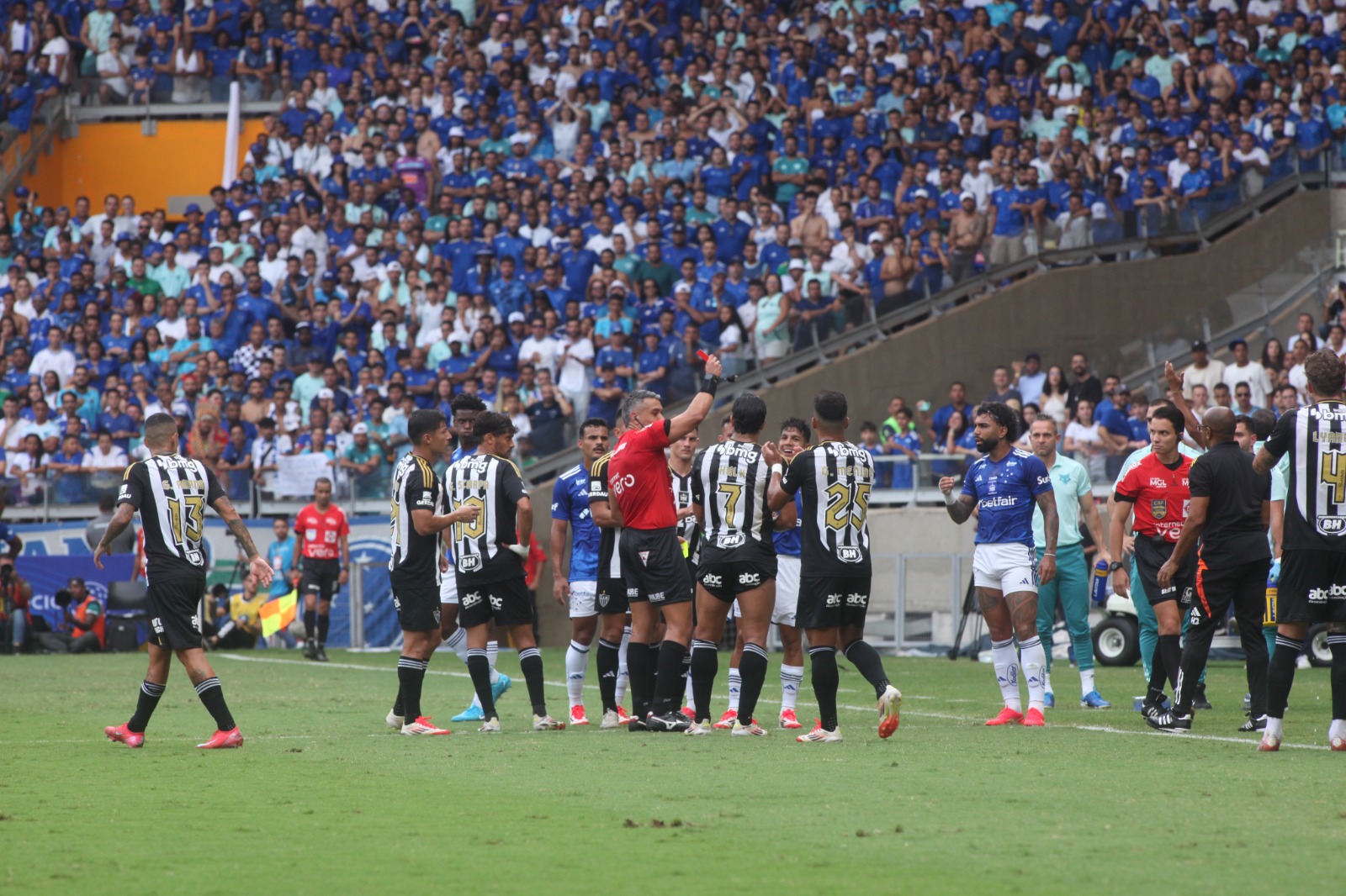 Gabigol foi expulso no primeiro tempo do clssico entre Cruzeiro e Atltico - (foto: Edesio Ferreira/EM/D.A Press)