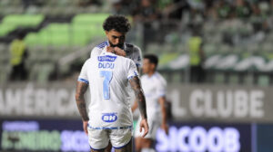 Gabigol, atacante do Cruzeiro, beijando a cabea de Dudu, atacante (foto: Alexandre Guzanshe/EM/D.A Press)