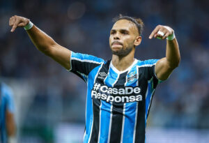 Atacante Braithwaite com a camisa do Grmio comemorando gol com os braos erguidos e apontando para baixo (foto: Lucas Uebel/Grmio)