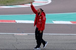 Hamilton acenando para torcida em teste da Ferrari (foto: Federico Scoppa / AFP)