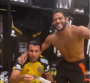 Deyverson grava Alonso e Hulk cantando 'Evidncias' no vestirio (foto: Reproduo/Instagram)