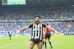 Hulk comemora gol contra o Cruzeiro no Mineiro (foto: Edesio Ferreira/EM/D.A Press)