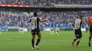 Hulk comemorando gol diante do Cruzeiro no Mineiro (foto: Alexandre Guzanshe/EM/D.A Press)