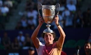 Joo Fonseca com o trofu do ATP de Buenos Aires (foto: Luis ROBAYO / AFP)