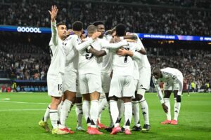 Jogadores do Real Madrid abraados (foto: Javier Soriano/AFP)