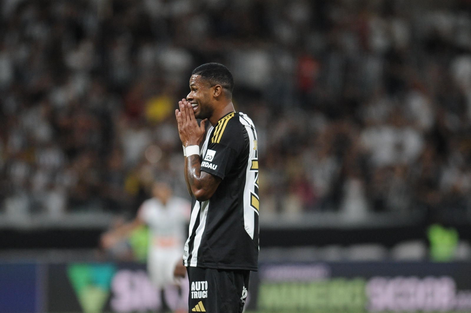 Jnior Santos lamenta expulso durante Atltico x Athletic, pelo Mineiro - (foto: Alexandre Guzanshe/EM/D.A Press)