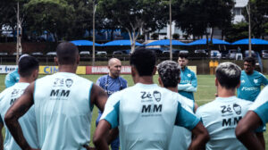 Leonardo Jardim no primeiro treino como tcnico do Cruzeiro (foto: Gustavo Aleixo/Cruzeiro)