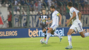 Lucas Silva, volante do Cruzeiro, na derrota para o Democrata (foto: Edesio Ferreira/EM/D.A Press)