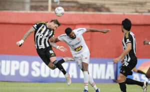 Lyanco em ao pelo Atltico diante do Villa Nova (foto: Alexandre Guzanshe/EM/D.A Press)