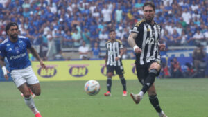 Lyanco  observado por Gabigol durante Cruzeiro x Atltico, pouco antes do lance que culminou na expulso do atacante celeste (foto: Alexandre Guzanshe/EM/D.A Press)