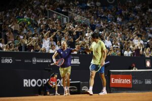 Rafael Matos e Marcelo Melo comemorando durante partida do Rio Open (foto: Rio Open/Divulgao)