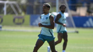 Matheus Pereira, meio-campista do Cruzeiro, durante treinamento na Toca da Raposa II (foto: Leandro Couri/EM/D.A Press)