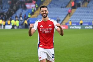 Merino comemorando a boa atuao pelo Arsenal no jogo deste sbado (15/2) (foto: Arsenal/Divulgao)