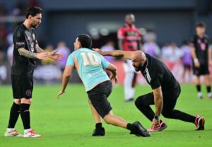 F passa por segurana para abraar Lionel Messi, no Panam (foto: MARTIN BERNETTI/AFP)