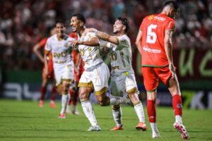 Matheus Dav e companheiros de Mirassol comemorando o gol da vitria em cima do Velo Clube pelo Campeonato Paulista (foto: Pedro Zacchi/Agncia Mirassol)