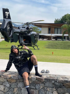 Neymar posa  frente de helicptero, que tem as iniciais do nome dele na cauda (foto: Reproduo/@neymarjr (Instagram))