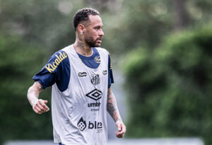 Neymar olha para frente em treino do Santos (foto: Raul Baretta/ Santos FC)