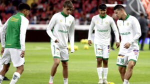 Nicols Fonseca (ao centro) aquece com James Rodrguez (direita) e companheiros do Len antes de partida (foto: ULISES RUIZ/AFP)