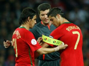 Nuno Gomes passa faixa de capito da Seleo Portuguesa para Cristiano Ronaldo (foto: REUTERS/Denis Balibouse)