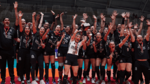 Jogadoras do Osasco levantando taa do Campeonato Paulista Feminino de Vlei (foto: Carol Fotografia/Osasco)