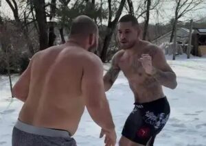 Poatan realiza treino de grappling na neve antes da defesa do cinturão