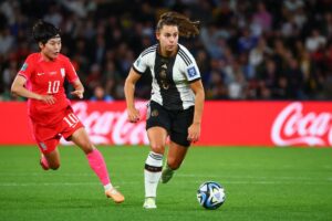 Lena Oberdorf, do Bayner, corre com a bola em jogo da Seleo Alem (foto: Patrick Hamilton/AFP - 3/8/23)