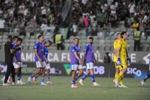 Jogadores do Cruzeiro desolados aps eliminao para o Amrica (foto: Alexandre Guzanshe/EM/D.A. Press)