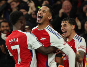 Jogadores do Arsenal comemoram gol (foto:  Adrian Dennis / AFP)