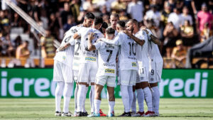 Time do Santos reunido antes de partida (foto: Raul Baretta/Santos)