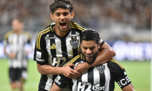 Scarpa e Hulk comemoram gol do Atltico sobre o Itabirito no Mineiro (foto: Ramon Lisboa/EM/DA.Press)