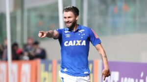 Sobis e a disputa das melhores camisas 10 do Cruzeiro