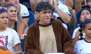 Torcedor do Olimpia se veste de urso em jogo no Paraguai (foto: Reproduo/Tigo Sports)