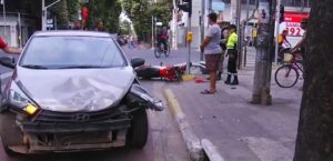 Motorista tenta virar em local proibido e causa acidente no Centro de Governador Valadares | Vales de Minas Gerais