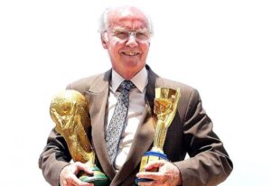 Zagallo com taas da Copa do Mundo (foto: Reproduo/Redes Sociais)