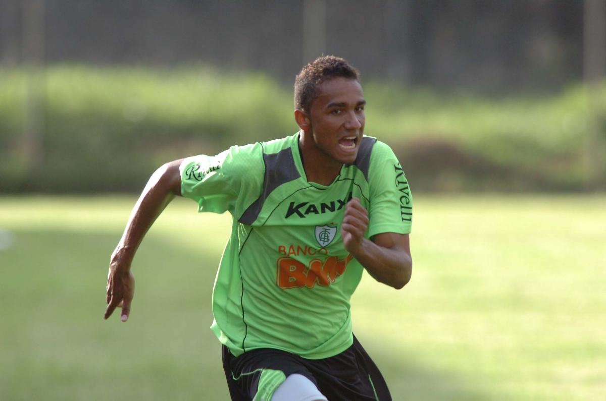 Danilo em treino no CT Lanna Drumond, do Amrica, em 2010 - (foto: Jorge Gontijo/EM/D.A Press (11/3/2010))