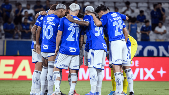 Jogadores do Cruzeiro reunidos em crculo (foto: Gustavo Aleixo/Cruzeiro)