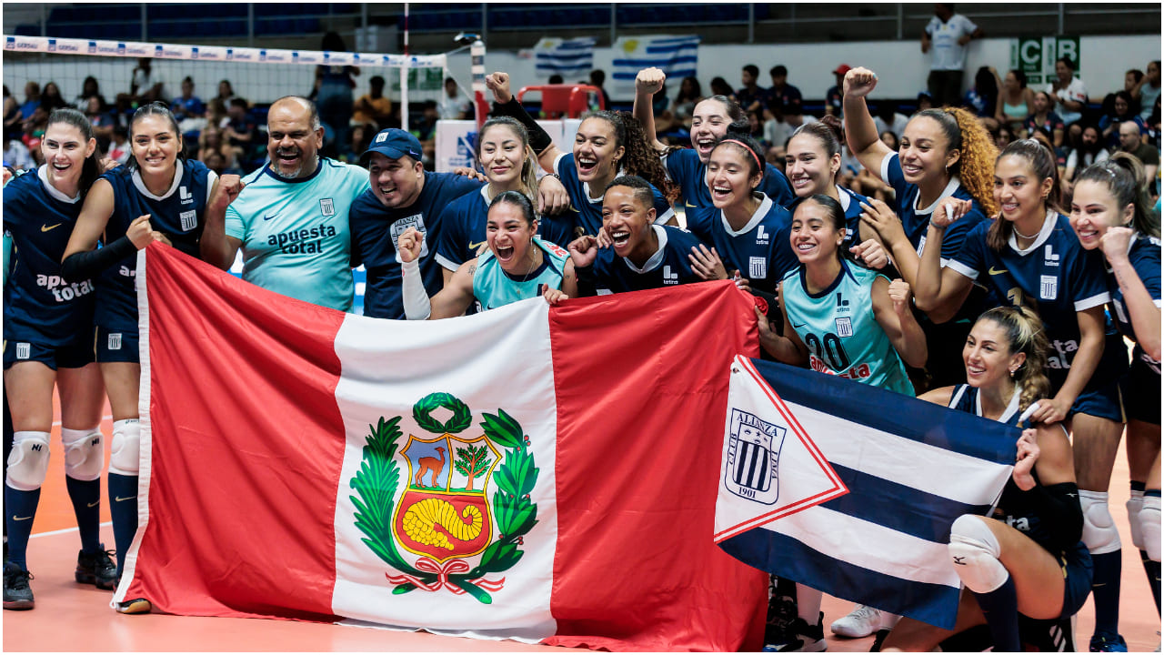 Time feminino de vlei do Alianza Lima com a bandeira do Peru - (foto: Hedgard Moraes/Minas Tnis Clube)