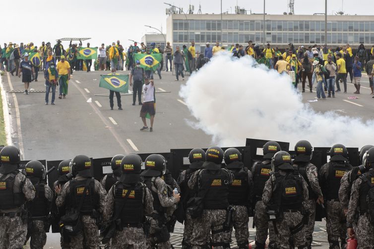 Brasília (DF), 08/01/2023 - Golpistas invadem prédios públicos na praça dos Três Poderes. Na foto, vândalos entram em conflito com policiais da Força Nacional entre os prédios do Congresso Nacional e Palácio do Planalto.