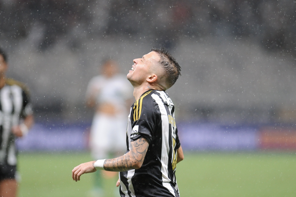 Bernard quebrou expressivo jejum de gols em clssico entre Atltico e Amrica, mas se lamentou por chances desperdiadas pelo Galo - (foto: Alexandre Guzanshe/EM/D.A Press)