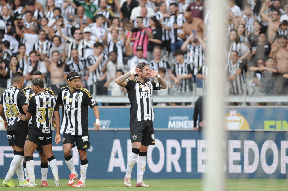 Lyanco extravasou com a torcida do Atltico ao marcar dois gols na primeira final contra o Amrica - (foto: Alexandre Guzanshe/EM/D.A Press)