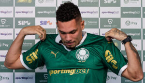 Paulinho vestindo camisa do Palmeiras (foto: Fabio Menotti/Palmeiras)