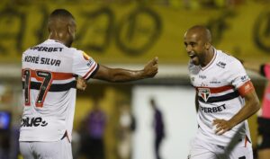 Andr Silva e Lucas Moura comemoram gol do So Paulo (foto: Rubens Chiri / So Paulo FC)