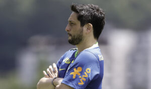 Arthur Elias com uniforme da Seleo (foto: Rafael Ribeiro/CBF)