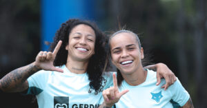 Byanca Brasil e Vanessinha, do Cruzeiro se abraando (foto: Gustavo Martins/ Cruzeiro)