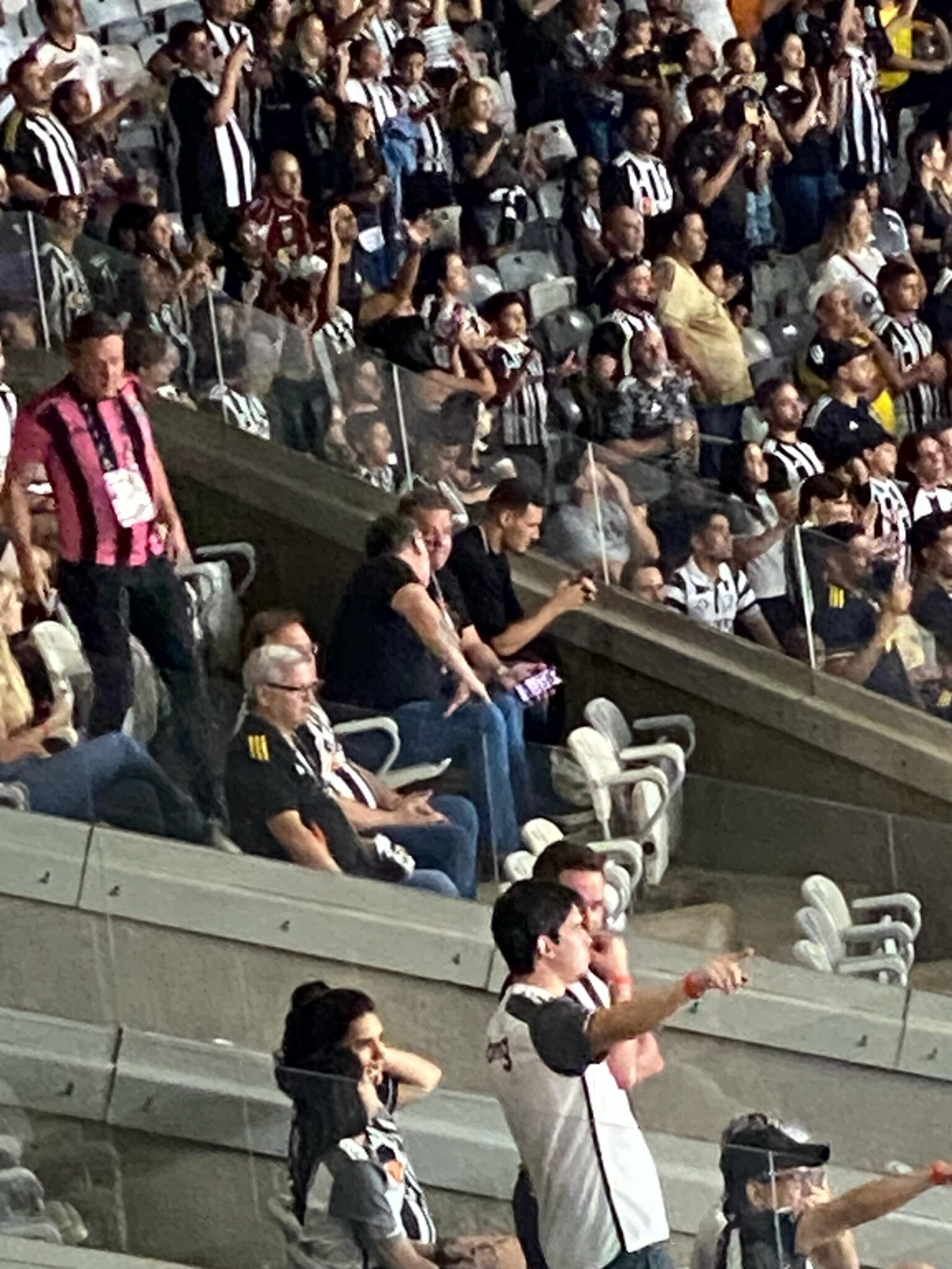 Joo Marcelo (de preto, usando o celular, prximo de um dos vidros), acompanha jogo do Atltico no Mineiro - (foto: Victor Moreira/TV Alterosa) Joo Marcelo (de preto, usando o celular, prximo de um dos vidros), acompanha jogo do Atltico no Mineiro - (foto: Victor Moreira/TV Alterosa)