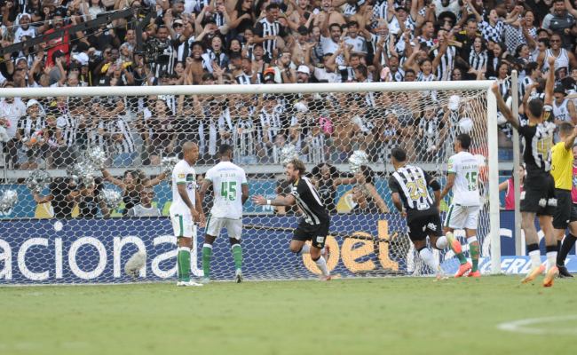 Lyanco comemorou gol pelo Atltico no jogo de ida da final do Mineiro - (foto: Alexandre Guzanshe/EM/D.A Press)