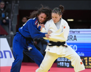 Clarice Ribeiro aplicando golep de jud em Julieta Rodonaia (foto: Tamara Kulumbegashvili / IJF)