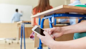 Conselho de Educação edita diretrizes sobre celular em sala de aula