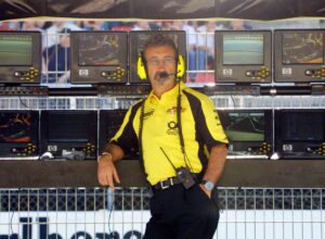 Eddie Jordan de camisa amarela e cala preta, com fone no ouvido (foto: AURELIA BAILLY  AFP)